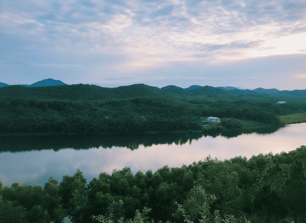 R&aacute;ng chiều phản chiếu tr&ecirc;n mặt s&ocirc;ng tạo n&ecirc;n khung cảnh diệu kỳ